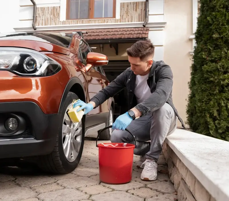 Lavage auto à domicile Montsalvy : professionnel intervenant sur un véhicule